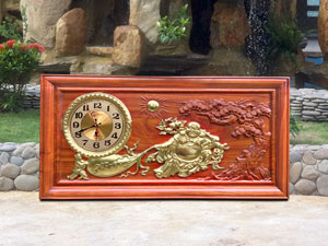 Tranh gỗ đồng hồ Phật Di Lặc và em bé kéo bao tiền dát vàng 81cm